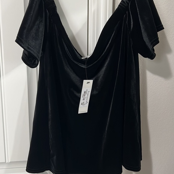 Francesca’s NEW W/ Tags Velvet Off the Shoulder Top, size Small - Picture 2 of 4